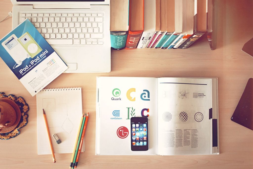apple-iphone-books-desk